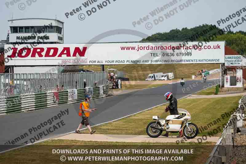 Vintage motorcycle club;eventdigitalimages;mallory park;mallory park trackday photographs;no limits trackdays;peter wileman photography;trackday digital images;trackday photos;vmcc festival 1000 bikes photographs